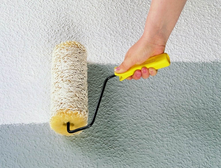 Application of decorative plaster by roller