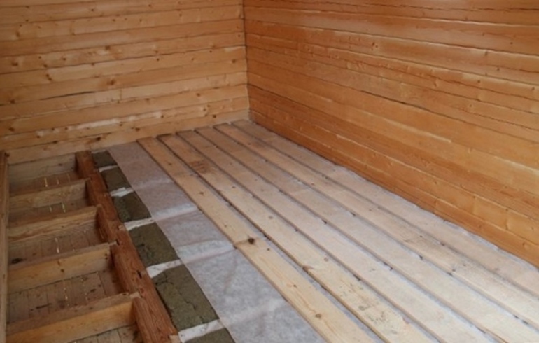 Wie man einen Fußboden in einem Holzhaus isoliert