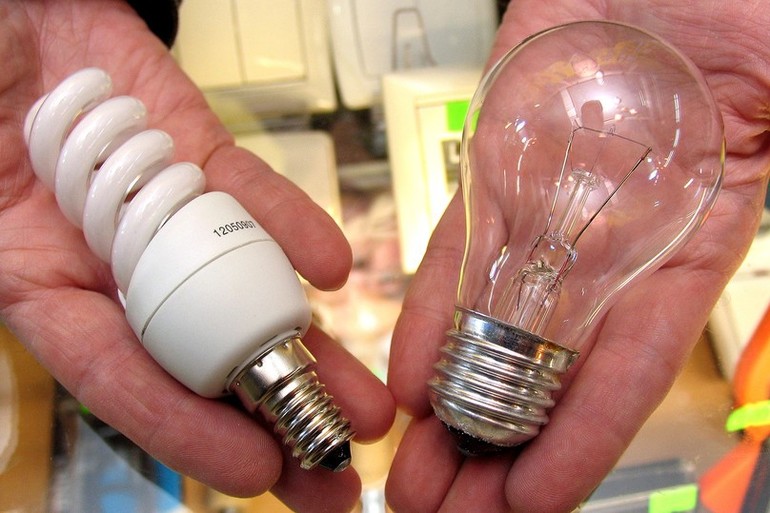 The difference of energy-saving light bulbs with a simple incandescent lamp