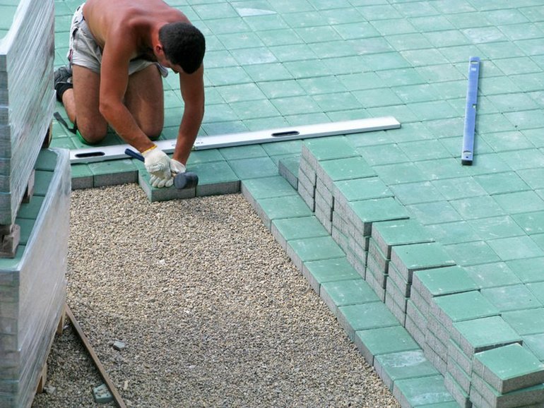 Step-by-step instructions on how to lay paving slabs