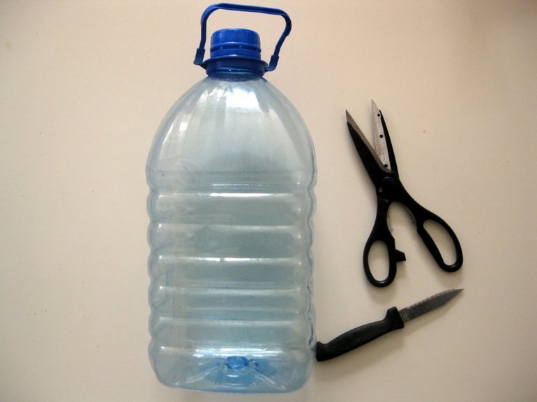 Beş litrelik bir şişeden besleme oluğu nasıl yapılır