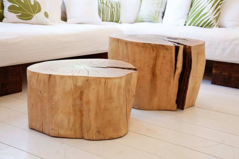 Mesa caseira feita de tronco inteiro.