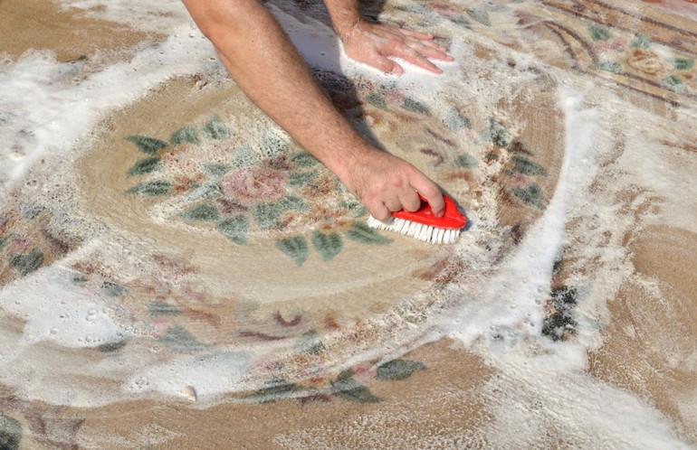 How to clean a carpet at home