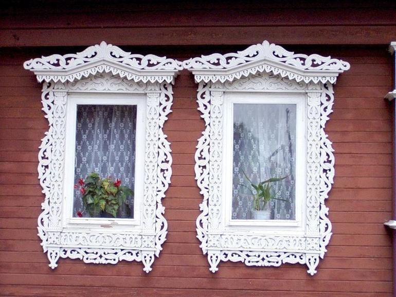 Ahşap bir evde pencere için platbands