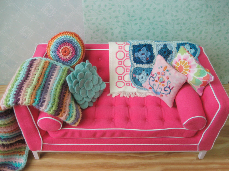 Καναπές DIY με πλεκτά αντικείμενα για κούκλες