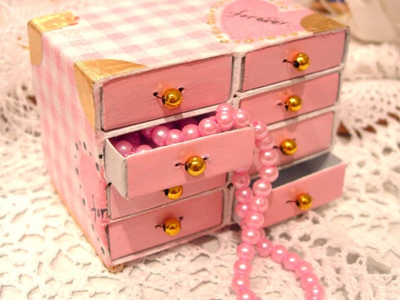 Doe-het-zelf roze dressoir voor poppen