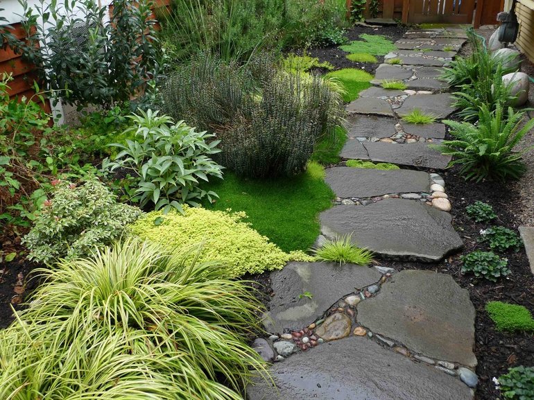 Cómo puede hacer senderos de jardín usted mismo a bajo costo