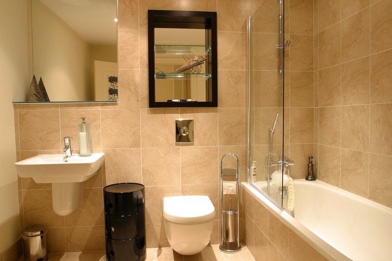 การออกแบบของอ่างอาบน้ำขนาดเล็กรวมกับห้องน้ำ
