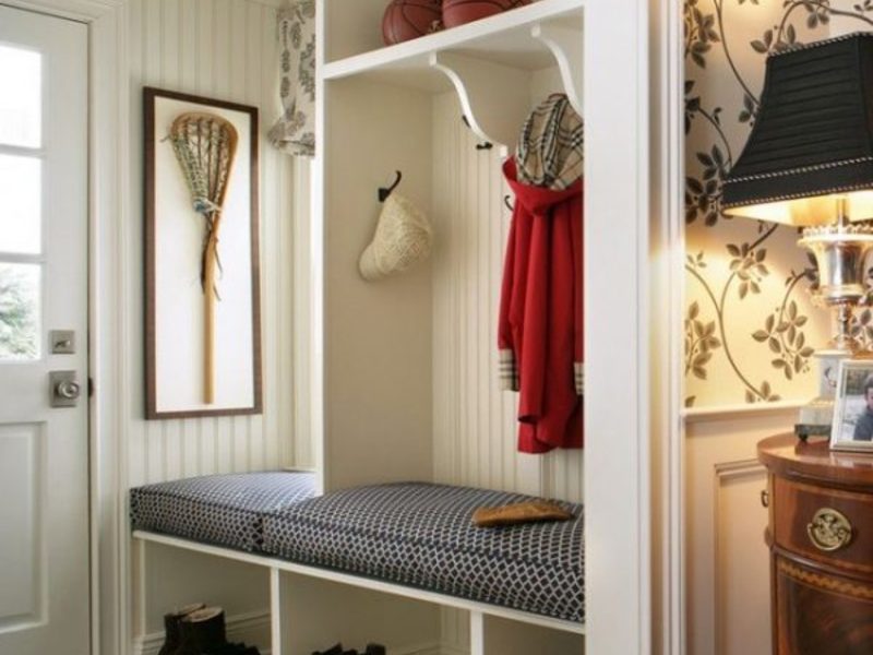 Small entrance hall with a large closet