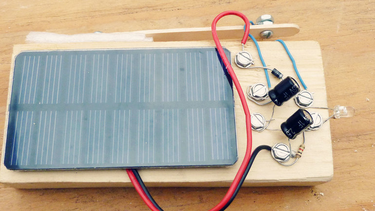 اختبار البطارية الشمسية محلية الصنع