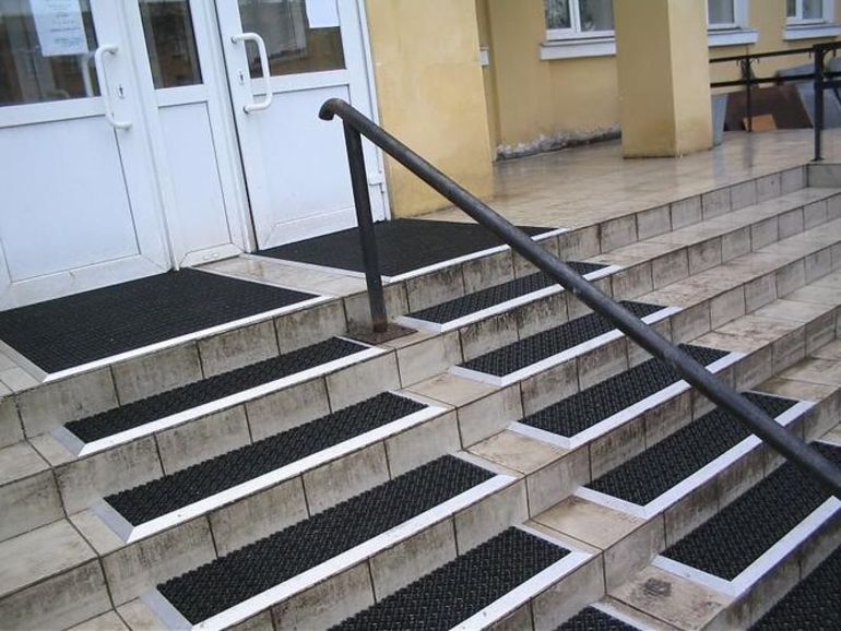 كيفية تثبيت الطلاء المضادة للانزلاق على الدرج