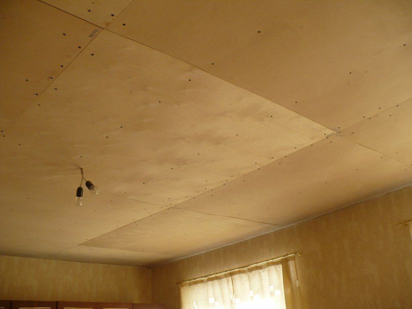 plafond en contreplaqué