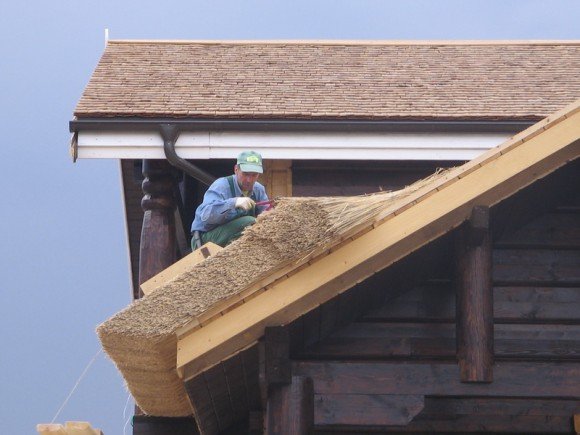 Pemasangan bumbung Reed