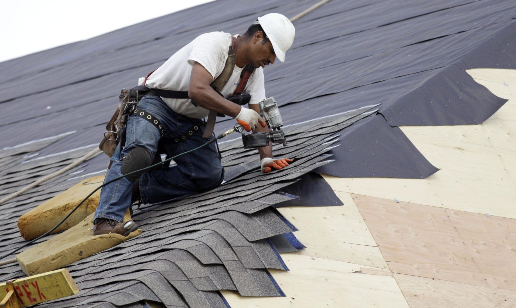 Muž opravuje mäkkú strechu