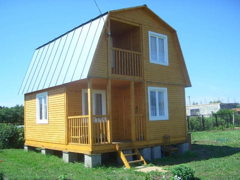 Casa com telhado de duas etapas
