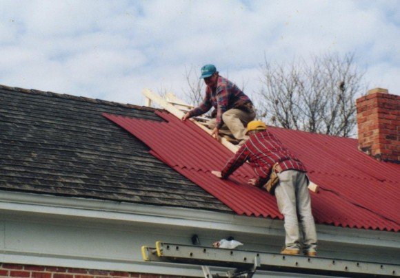 Lägga wellpapp på takmaterial