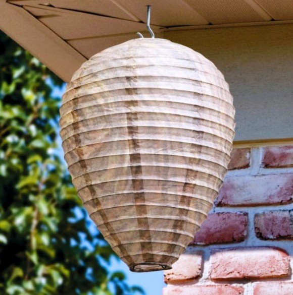 Evin çatısı altına takılan yaban arısı kovucu