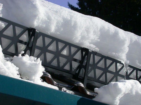 Trellised sneeuwval houdt sneeuw op het dak