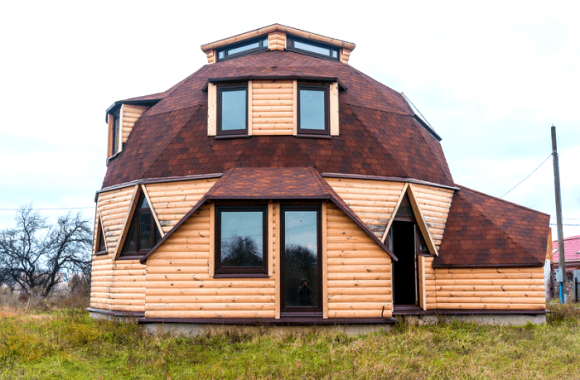 Casa gran amb teulada a cúpula