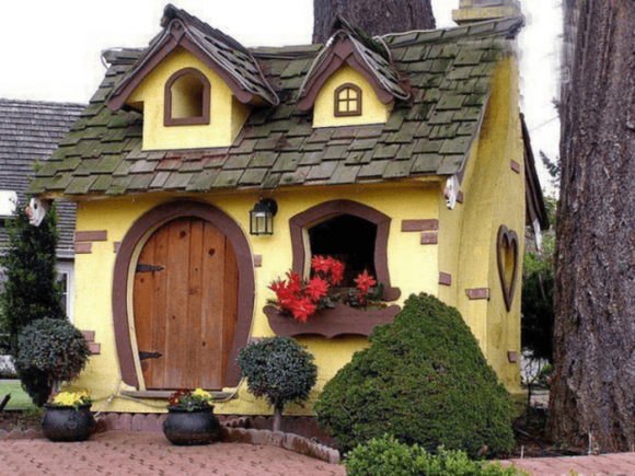Casa de contes de fades amb un sostre inusual