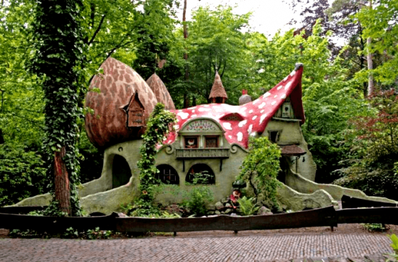 Casa de cuento de hadas con un techo inusual