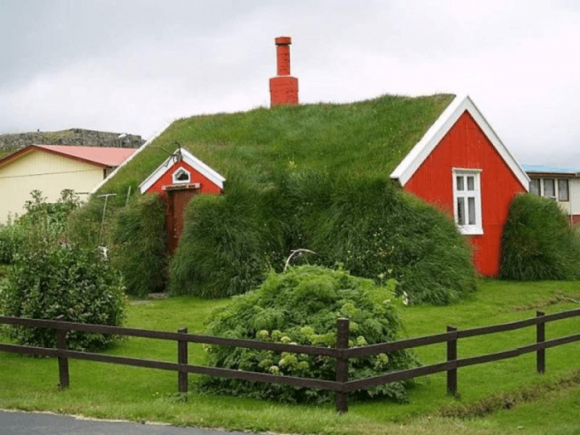 Rumah dengan rumput di atas bumbung