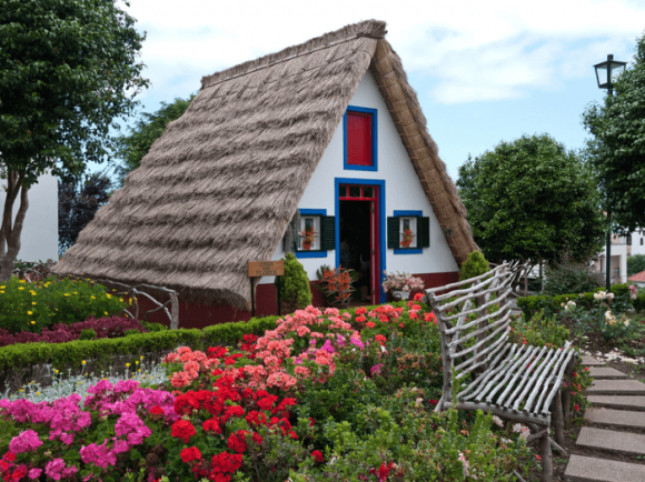 Casa amb teulada d’herba seca