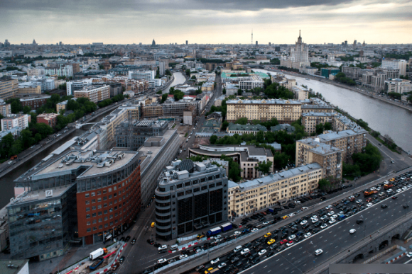 Blick von der Aussichtsplattform auf dem Dach des Hotels Red Hills in Moskau