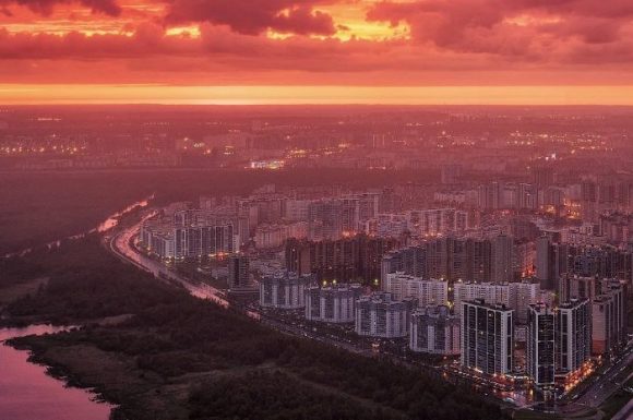 Uitzicht op de woonwijk vanaf het dak van het Lakhta Center in St. Petersburg