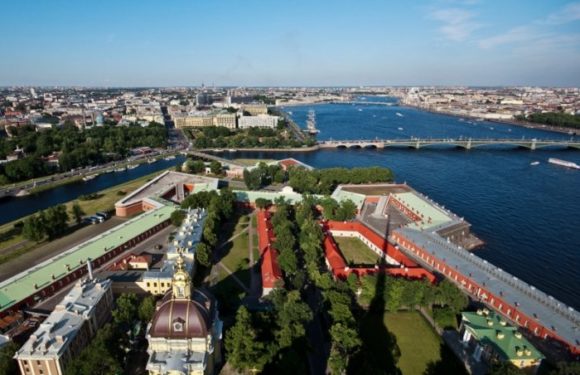 Blick von der Aussichtsplattform der Peter-und-Paul-Kathedrale in St. Petersburg