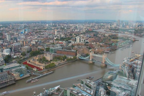 Vista da ponte do fragmento de Londres em Londres