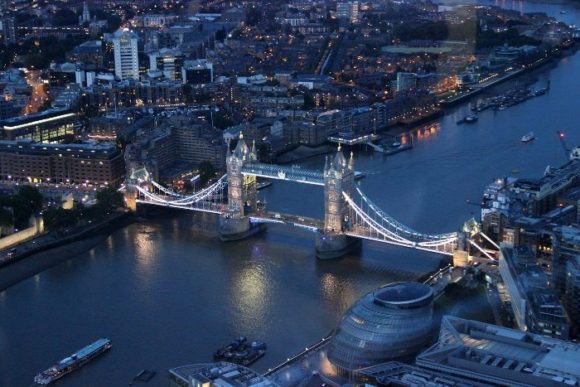 Vista da ponte do fragmento de Londres em Londres