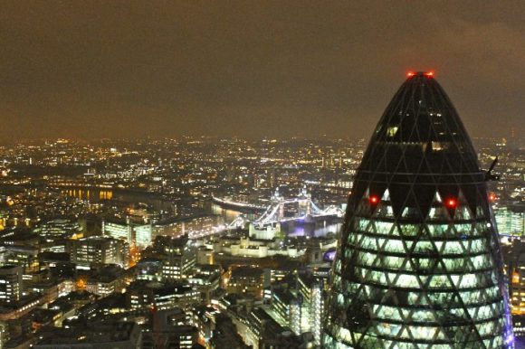 Vaizdas į Londoną naktį nuo Herono bokšto stogo