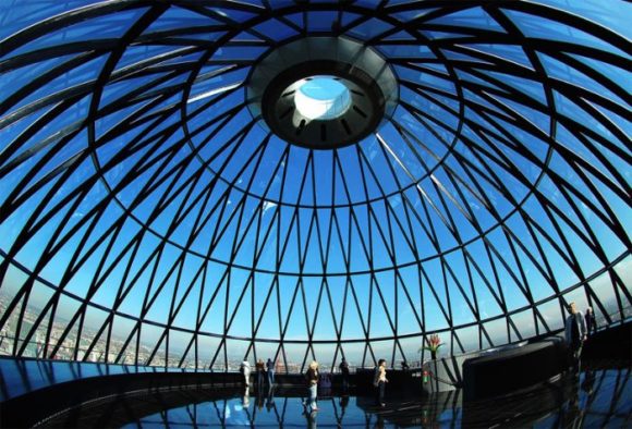 Vyhlídková plošina se skleněnou kopulí v Mary Axe v Londýně