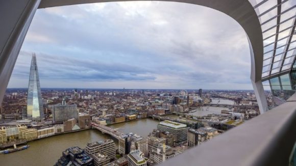 Pohled z vyhlídkové plošiny baru Sky Garden v Londýně