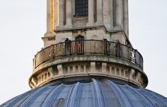 Çatı katındaki gözlem güvertesi Londra'daki Pauls Katedrali