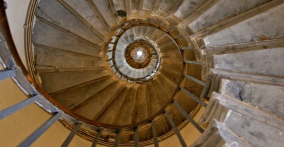 Escalera de caracol dentro del monumento Stela, Londres