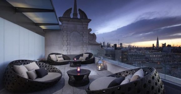 ME London jumta bārs ar skatu uz pilsētu