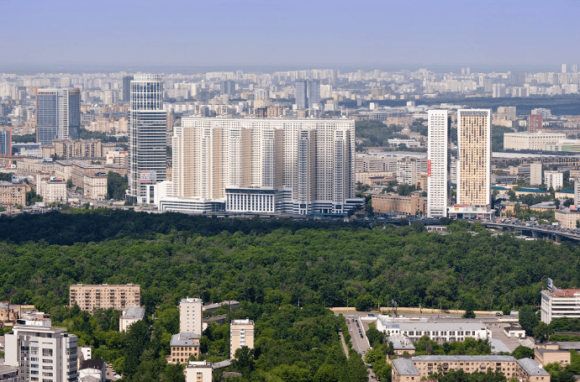 Pemandangan dari dek pemerhatian di Empire Tower di Moscow