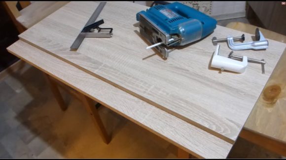 Sawing with a jigsaw without chips