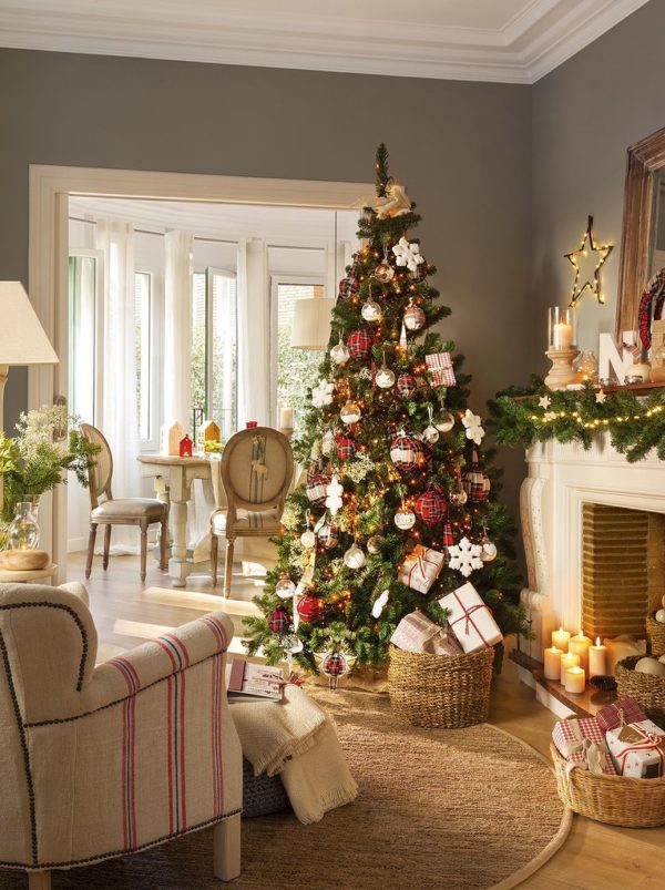 Weihnachtsbaum - die Hauptdekoration des Hauses für Weihnachten