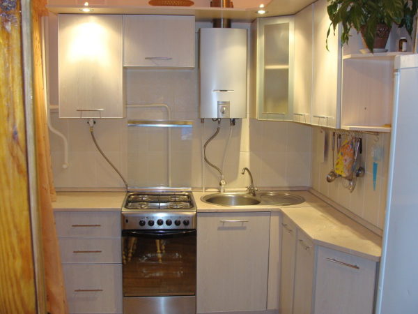 Gayzer ve buzdolabıyla Kruşçev'de mutfak tasarımı
