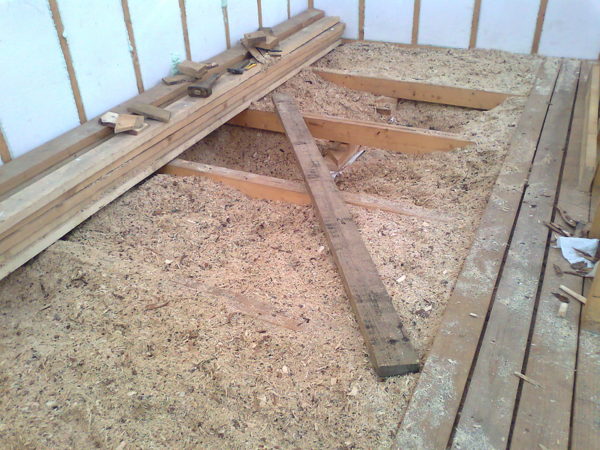Habuk kayu sebagai penebat untuk lantai