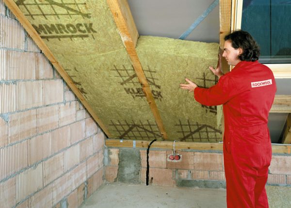 Kuinka eristää talon katto sisäpuolelta: ohje