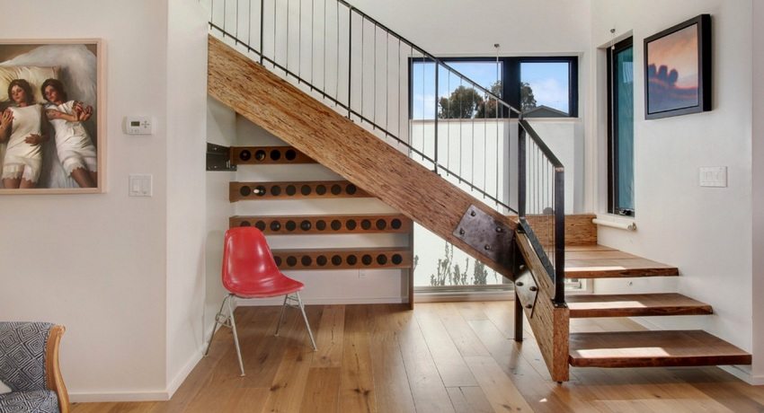 escalera de madera al segundo piso