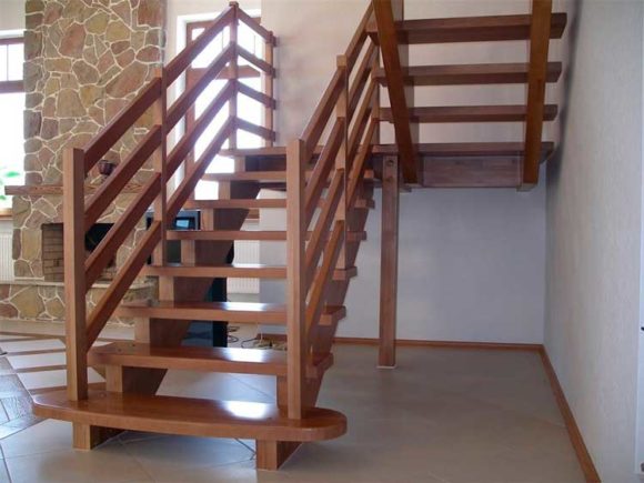 ξύλινη σκάλα στον δεύτερο όροφο