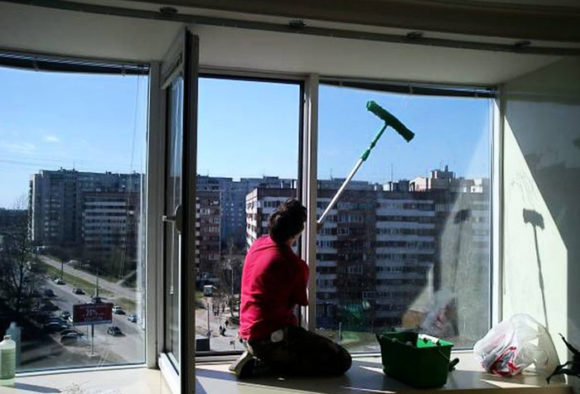 cum se spală geamurile afară