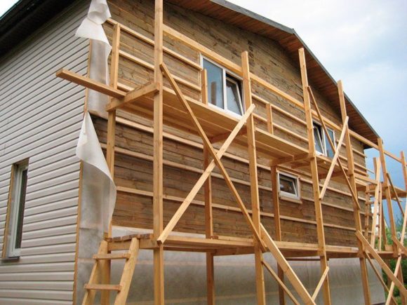 wie man ein Holzhaus ummantelt