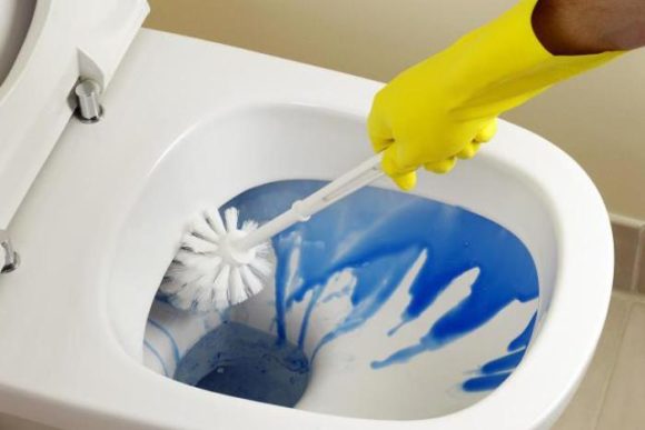 hoe het toilet van tandplak te reinigen