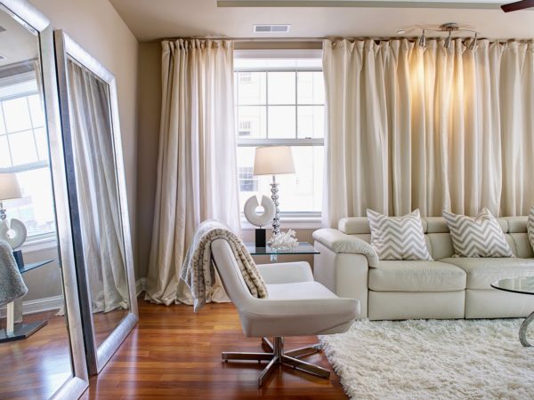 Selectie van gordijnen in de woonkamer door de kleur van behang en meubels